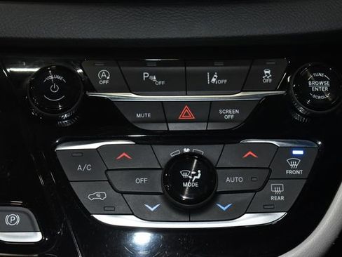 Used 2022 Chrysler Pacifica Touring-L image 18