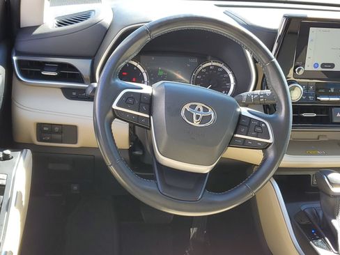 Used 2023 Toyota Highlander XLE AWD/4WD image 12