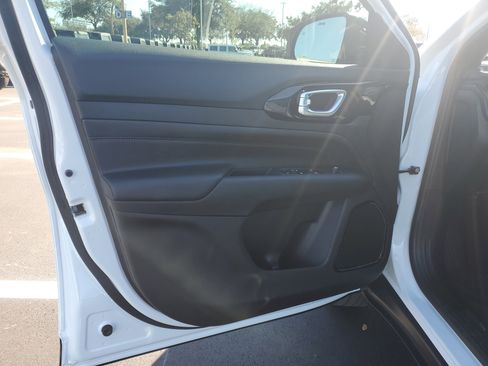 New 2026 Jeep Compass Latitude image 9