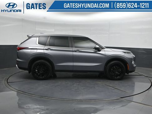 Used 2022 Mitsubishi Outlander SE AWD/4WD image 3