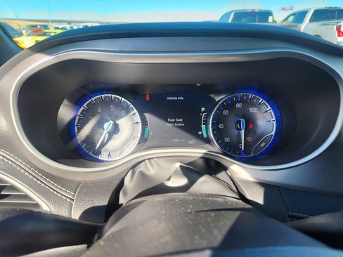 Used 2027 Chrysler Pacifica Limited FWD image 13