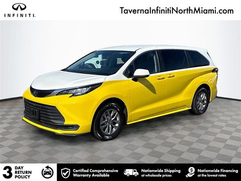 Used 2022 Toyota Sienna LE image 1