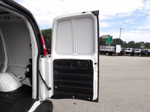 Used 2022 Chevrolet Express 2500 w/ Driver Convenience Package RWD image 45