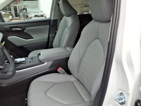 New 2026 Toyota Highlander XLE image 12