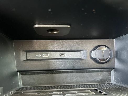 Used 2025 Volkswagen Taos SE AWD/4WD image 19
