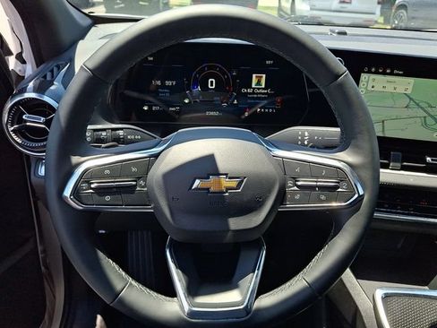 Used 2025 Chevrolet Equinox LT AWD/4WD image 16