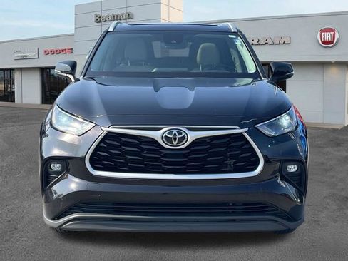 Used 2022 Toyota Highlander XLE FWD image 2