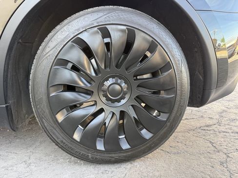 Used 2021 Tesla Model Y Long Range image 14