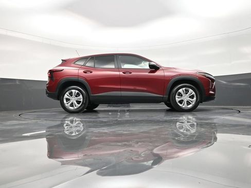 Used 2025 Chevrolet Trax LS FWD image 27