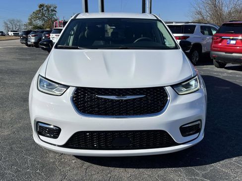 Used 2024 Chrysler Pacifica Touring-L image 8