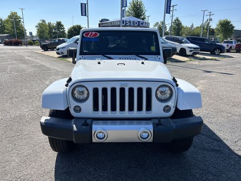 Used 2017 Jeep Wrangler Unlimited Sahara w/ Connectivity Group AWD/4WD image 8