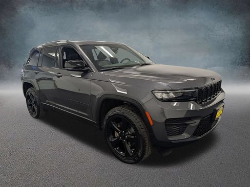 Used 2022 Jeep Grand Cherokee Altitude AWD/4WD image 3