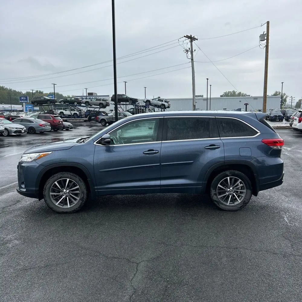 Used 2018 Toyota Highlander XLE AWD/4WD image 3
