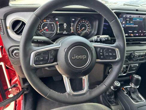 Used 2025 Jeep Wrangler Unlimited Sahara AWD/4WD image 27