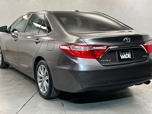 Used 2017 Toyota Camry XLE w/ Moonroof Package FWD image 3