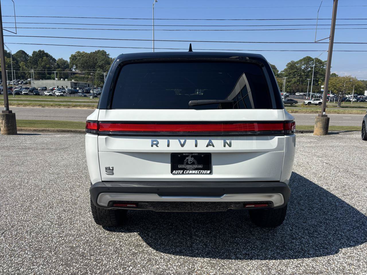 Used 2025 Rivian R1S Adventure Dual AWD/4WD image 4