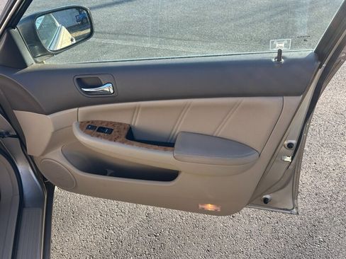 Used 2005 Honda Accord EX image 16