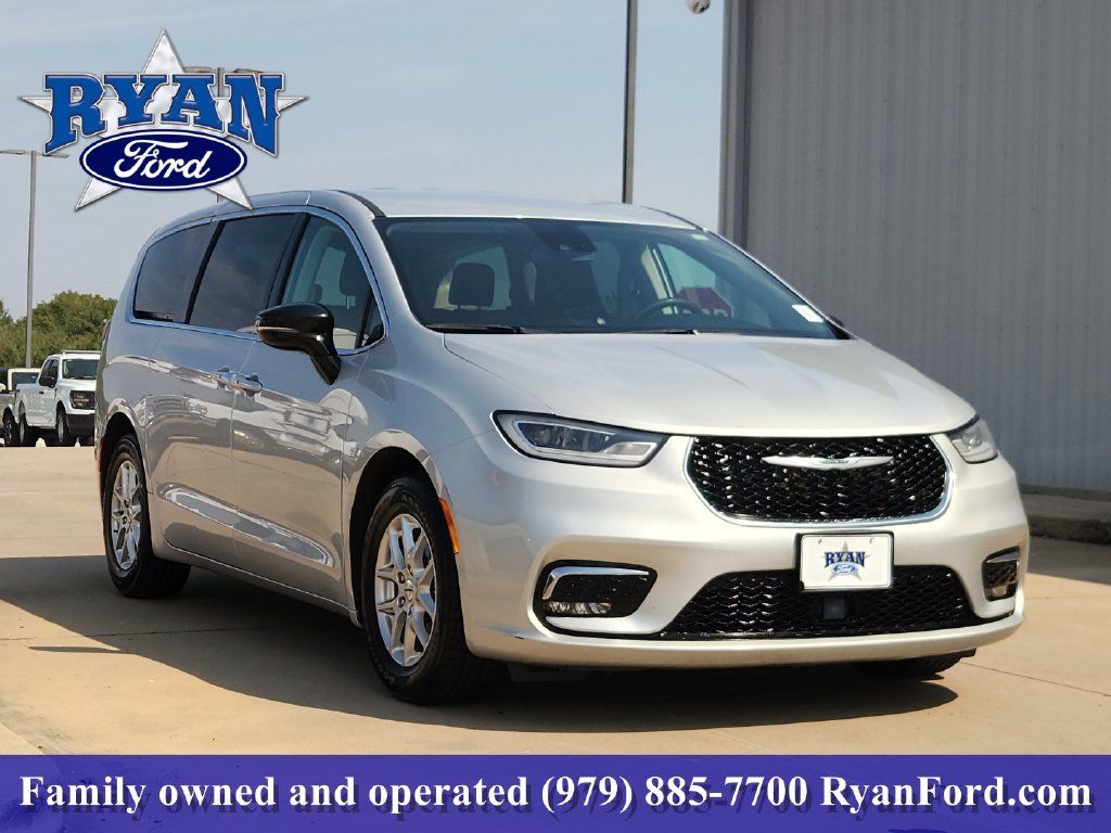 Used 2024 Chrysler Pacifica Touring-L FWD image 2