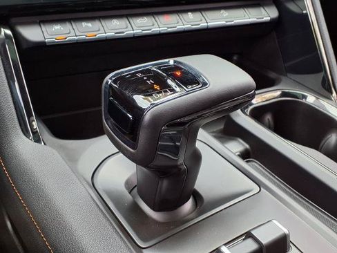 Used 2024 GMC Sierra 1500 AT4 w/ Technology Package AWD/4WD image 11