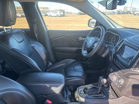 Used 2020 Jeep Cherokee Latitude Plus image 15