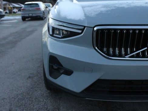 Used 2025 Volvo XC40 B5 Plus image 35