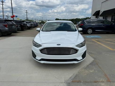 Used 2020 Ford Fusion SE FWD image 2