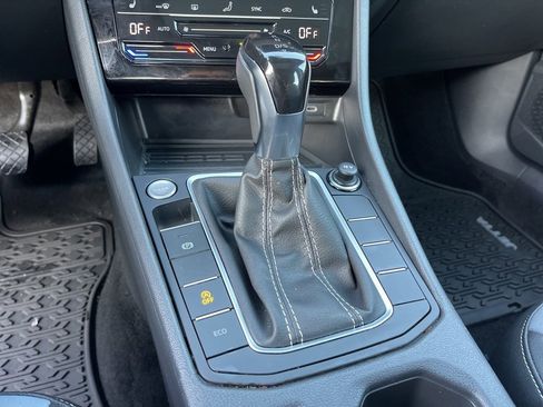 Used 2025 Volkswagen Jetta SE w/ Sunroof Package image 18