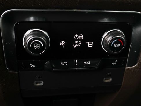 Used 2022 Chevrolet Suburban Z71 w/ Luxury Package image 41