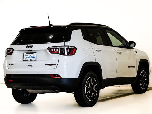Used 2025 Jeep Compass Trailhawk AWD/4WD image 6