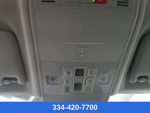 Certified 2025 Volkswagen Taos SE w/ Panoramic Sunroof Package image 28