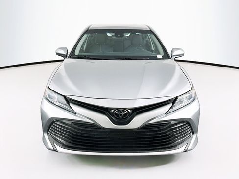 Used 2018 Toyota Camry LE image 2