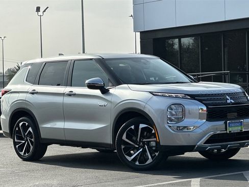 New 2025 Mitsubishi Outlander SE image 3