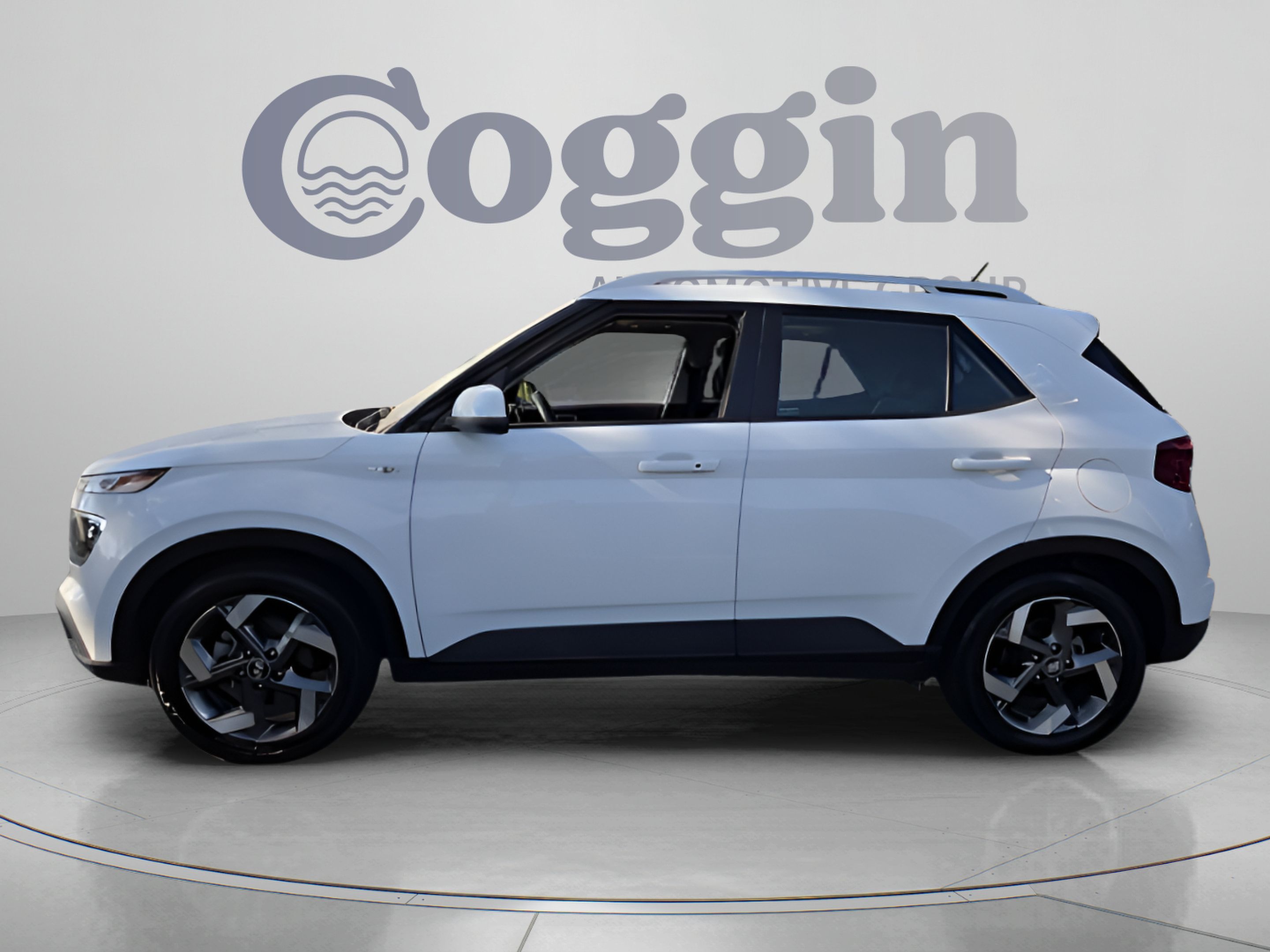 Used 2025 Hyundai Venue SEL FWD image 2