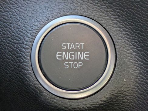 Certified 2025 Volvo XC40 B5 Core image 27