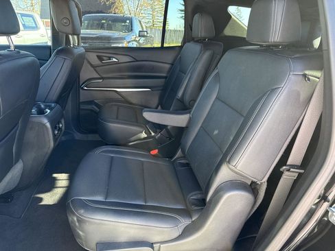 Used 2025 Chevrolet Traverse LT image 2