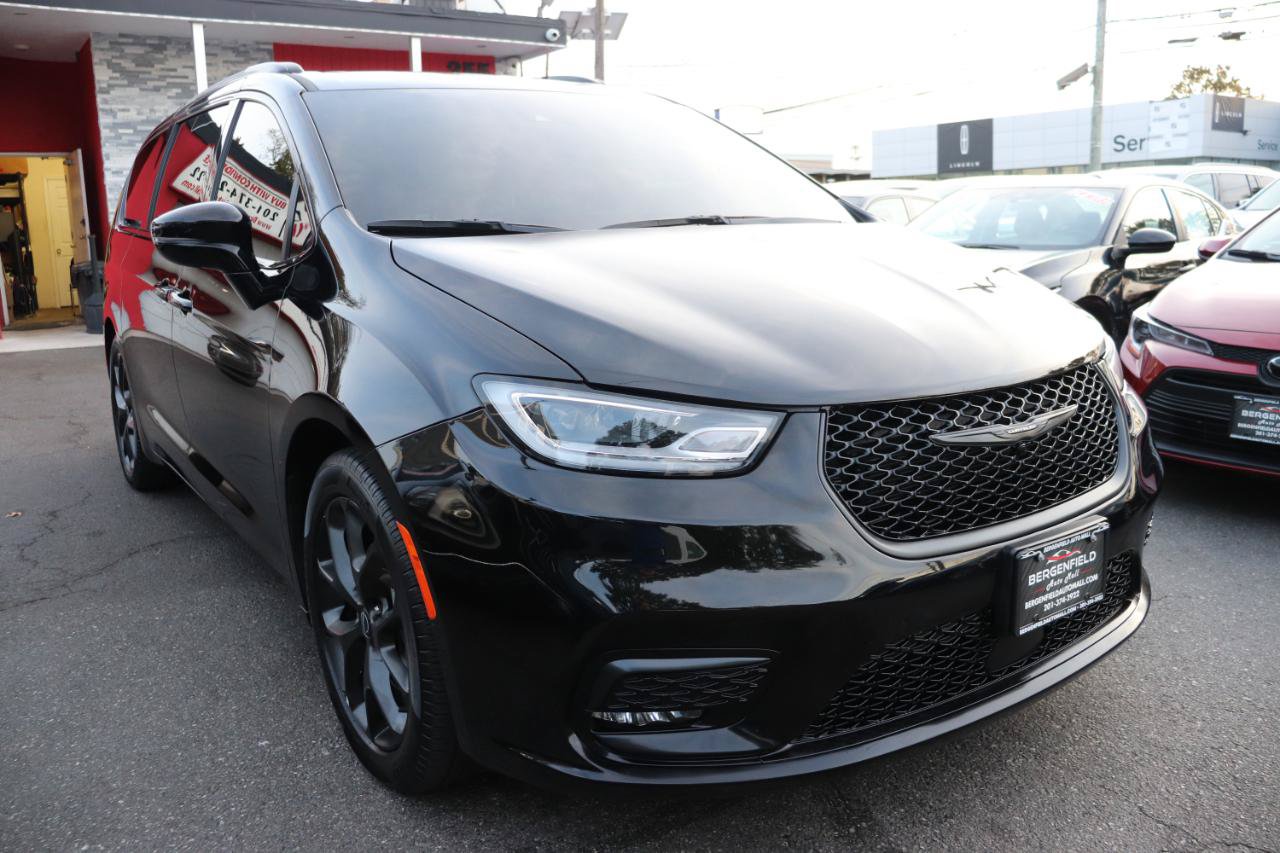 Used 2025 Chrysler Pacifica Limited FWD image 7
