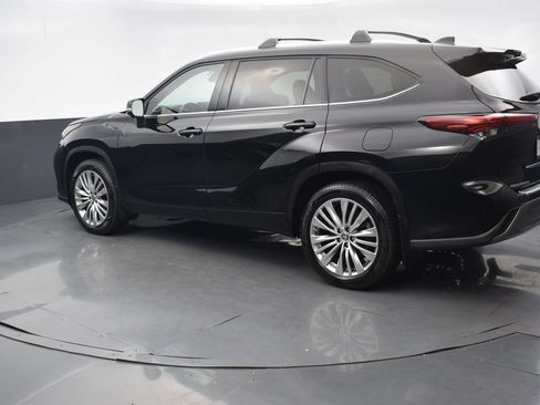 Used 2023 Toyota Highlander Platinum FWD image 4