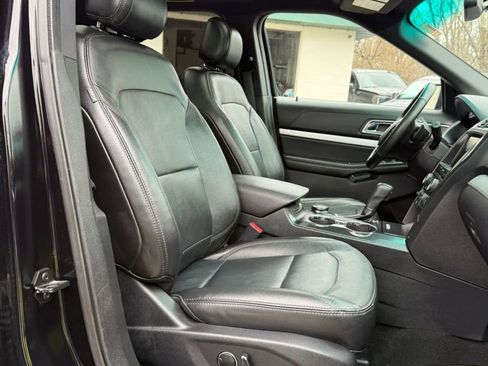 Used 2016 Ford Explorer XLT w/ Equipment Group 202A AWD/4WD image 21