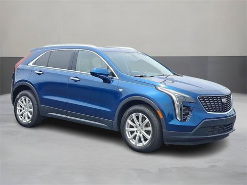 Used 2019 Cadillac XT4 Luxury w/ Cold Weather Package FWD image 3