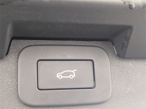 Used 2023 Land Rover Discovery S image 30