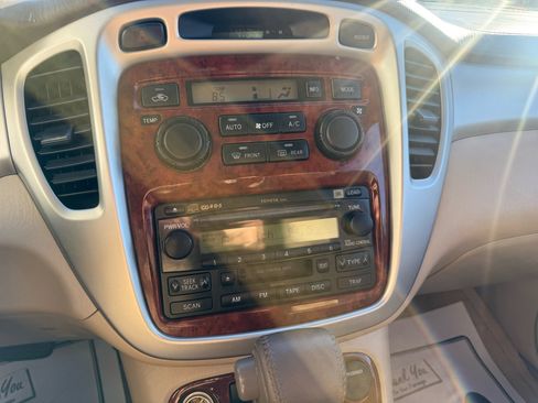 Used 2005 Toyota Highlander 4WD V6 w/ 3rd Row image 22