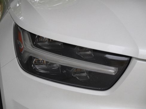 Used 2022 Volvo XC40 T5 Momentum image 56