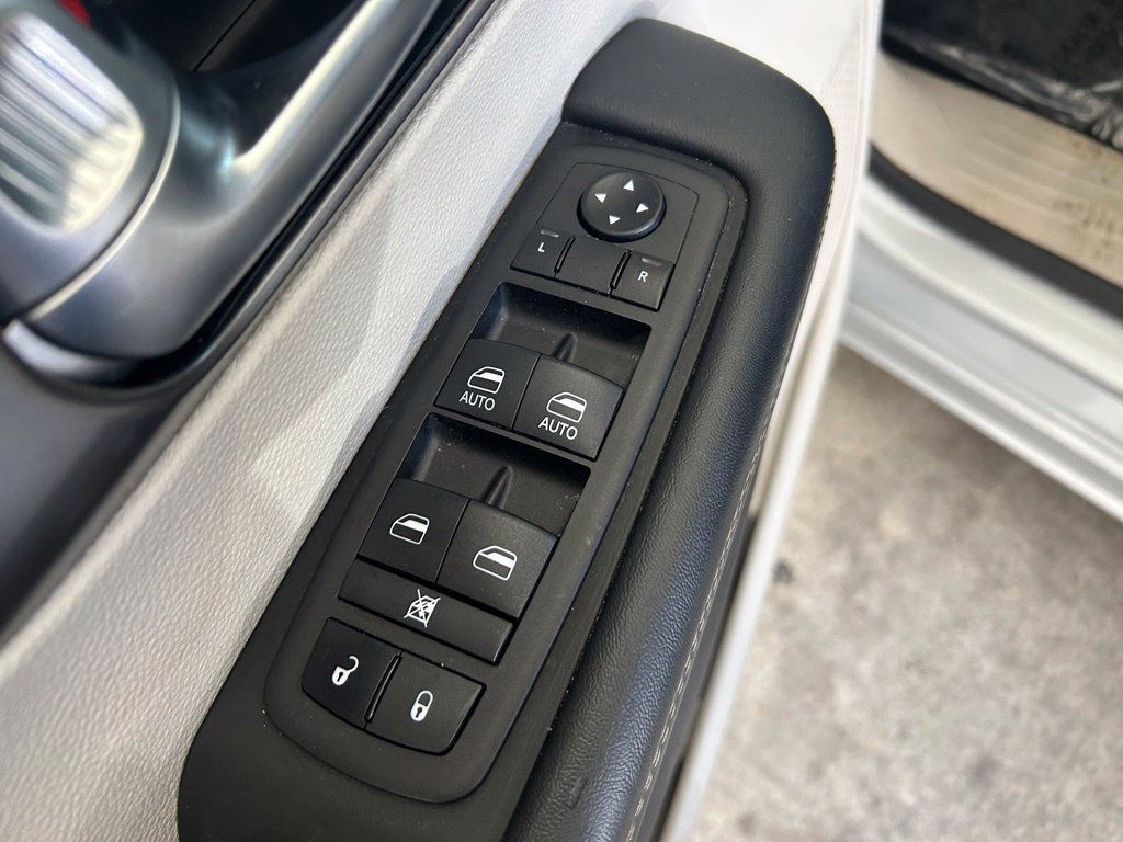 Used 2024 Chrysler Pacifica Touring-L FWD image 36