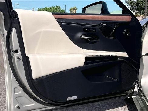 Used 2025 Lexus ES 300h w/ Accessory Package (Z2) FWD image 20