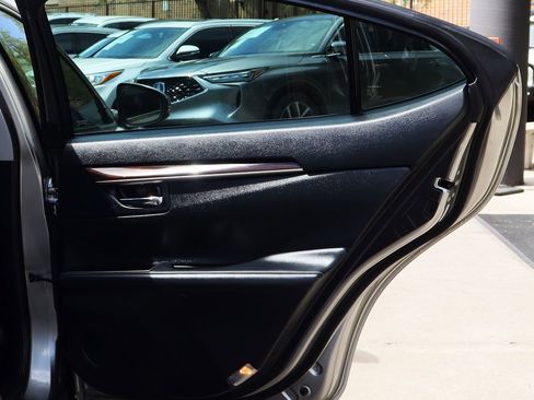 Used 2016 Lexus ES 350 w/ Luxury Package w/Wood Trim image 27