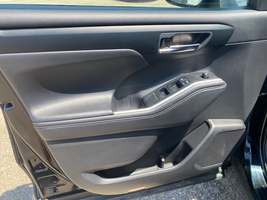 Used 2021 Toyota Highlander XLE AWD/4WD image 30