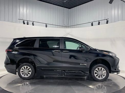 Used 2025 Toyota Sienna XLE image 5