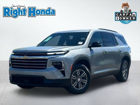 Used 2025 Chevrolet Traverse LT FWD image 1