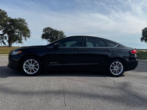 Used 2019 Ford Fusion SE FWD image 2