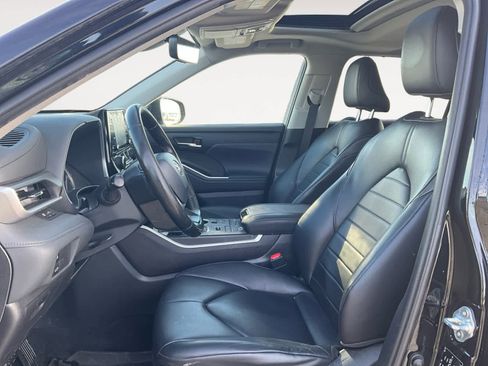 Used 2022 Toyota Highlander XLE image 10